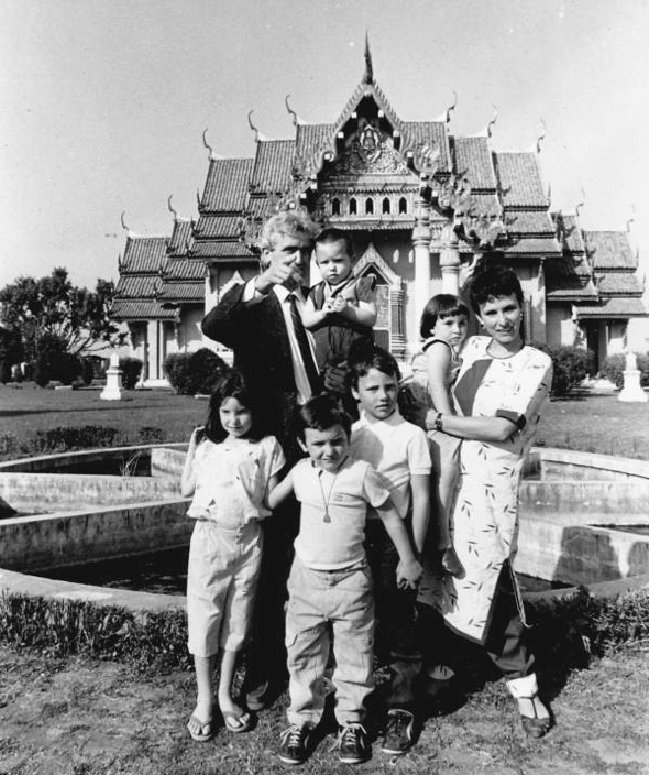 Bodhgaya, India, Febrero 1987 Familia en frente del Templo Tailandés